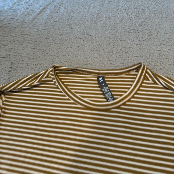 Vuori Men's Short Sleeve Current Stripe Tee Color: Bronze Size Medium V1021 fall - Picture 4 of 16